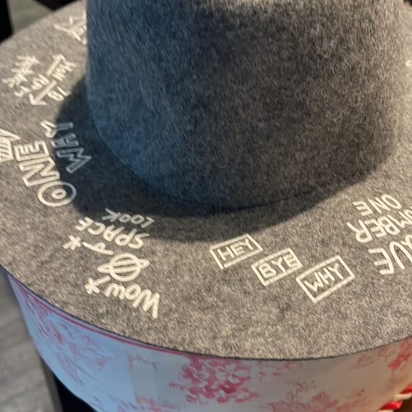 Gray wool blend fedora like new fits one size. Fashion statement pre owned - Picture 6 of 12